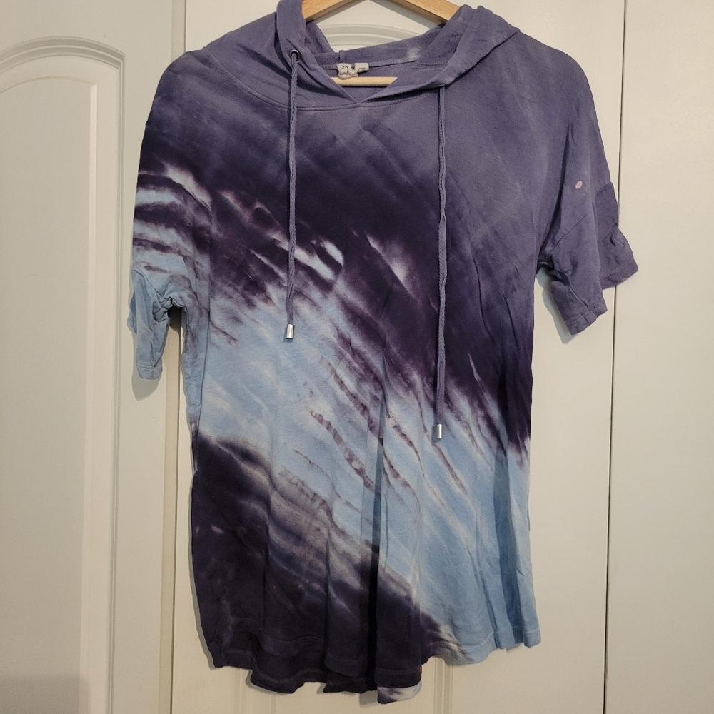 Juniors Cable and Gauge Size Small Tie Dye Hooded T-Shirt 🎉